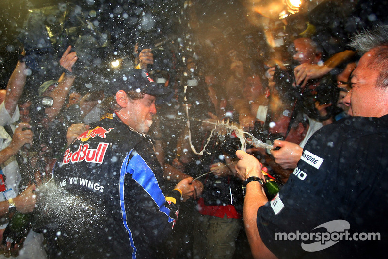Yarış galibi ve 2010 Formula 1 Dünya Şampiyonu Sebastian Vettel, Red Bull Racing, takımı ile kutlama
