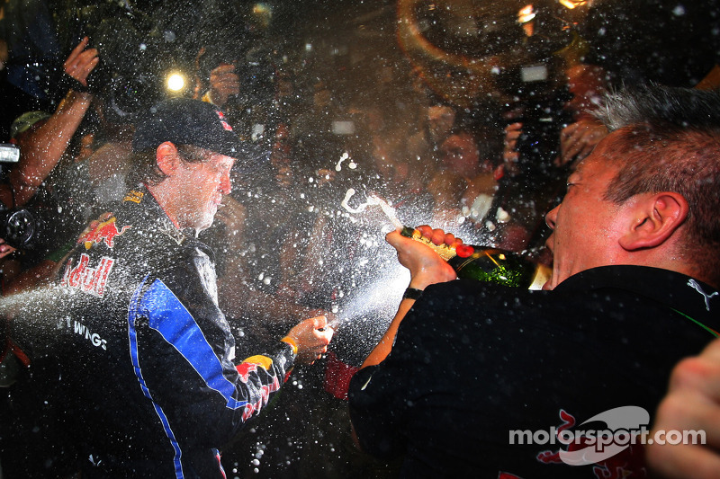 Yarış galibi ve 2010 Formula 1 Dünya Şampiyonu Sebastian Vettel, Red Bull Racing, takımı ile kutlama