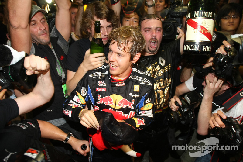 Yarış galibi ve 2010 Formula 1 Dünya Şampiyonu Sebastian Vettel, Red Bull Racing, takımı ile kutlama