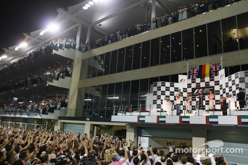 Podyum: Yarış galibi ve 2010 Formula 1 Dünya Şampiyonu Sebastian Vettel, Red Bull Racing, kutlama ya