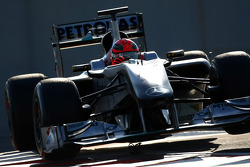 Michael Schumacher (Mercedes) coupe la chicane