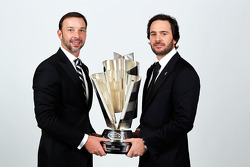 Jimmie Johnson, cinq fois champion, et Chad Knaus (directeur d'équipe) posent avec le trophée de la Sprint Cup