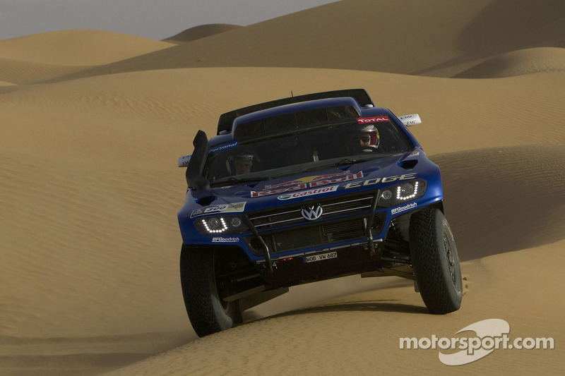 Volkswagen Motorsport: Carlos Sainz y Lucas Cruz Senra prueban el Wolkswagen Race Touareg 3 en Marruecos