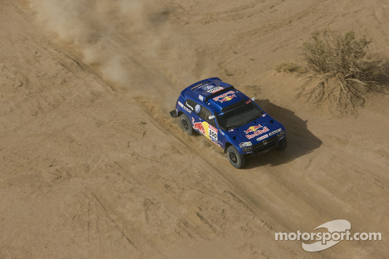 Volkswagen Motorsport: Carlos Sainz y Lucas Cruz Senra prueban el Wolkswagen Race Touareg 3 en Marruecos