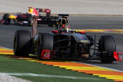 Robert Kubica, Lotus Renault GP, R31 using a moveable rear wing