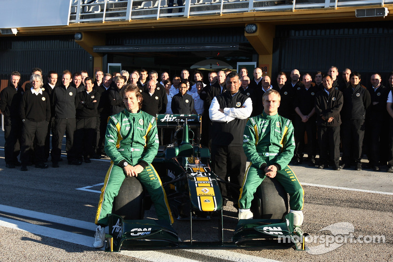 Jarno Trulli, Team Lotus; Tony Fernandes, Lotus-Teamchef; Heikki Kovalainen, Team Lotus