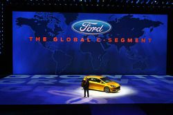 La Ford Focus ST est présentée par Alan Mullly, président et PDG de Ford