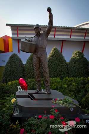 Dale-Earnhardt-Statue in Daytona