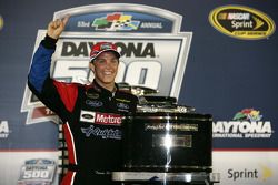 Victory lane: race winnaar Trevor Bayne, Wood Brothers Racing Ford