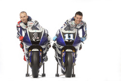 Jorge Lorenzo und Ben Spies mit der 2011er Yamaha YZR-M1