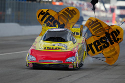 Paul Lee deploys the parachutes aboard his Rislone/Bars Leak Chevy Monte Carlo