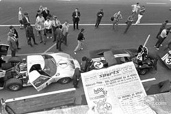 Ford GT-40 team in de Le Mans pits, 1966: Ken Miles en Denny Hulme (1) eindigden als tweede; Bruce McLaren en Chris Amon (2) wonnen; Dick Hutcherson en Ronnie Bucknum (5) eindigden derde