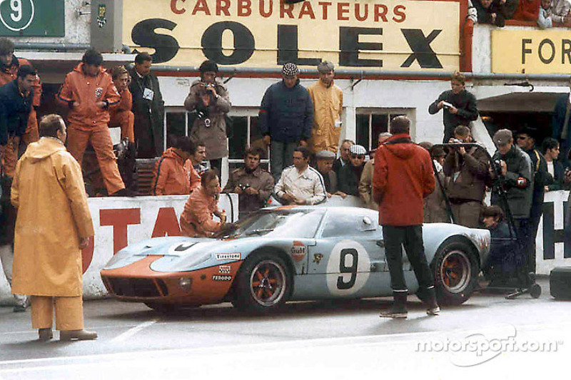 Pedro Rodríguez el domingo por la mañana justo después de darle el coche a Lucien Bianchi. Ganaron e