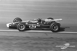 Jim Clark, Lotus-Ford, ganó la primera victoria de Indy 500 con Ford y el primer para un coche de mo