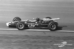 Jim Clark, Lotus-Ford, ganó la primera victoria de Indy 500 con Ford y el primer para un coche de mo