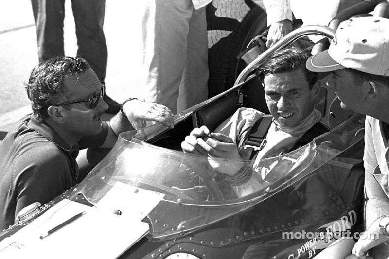 Jim Clark con Colin Chapman diseñador de Lotus (con gafas de sol)