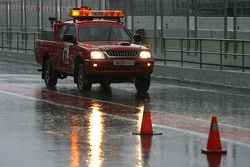 Lluvia fuerte en el Circuito de Cataluña para el último día de pruebas. Auto de seguridad en el pitl