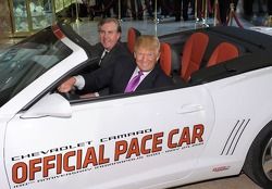 Donald Trump pilota della Pace Car alla 100esima 500 Miglia di Indianapolis