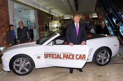 Donald Trump et la Chevrolet Camaro SS, qu'il pilotera aux 500 Miles d'Indianapolis