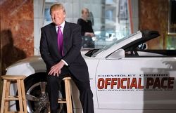 Donald Trump et la Chevrolet Camaro SS, qu'il pilotera aux 500 Miles d'Indianapolis