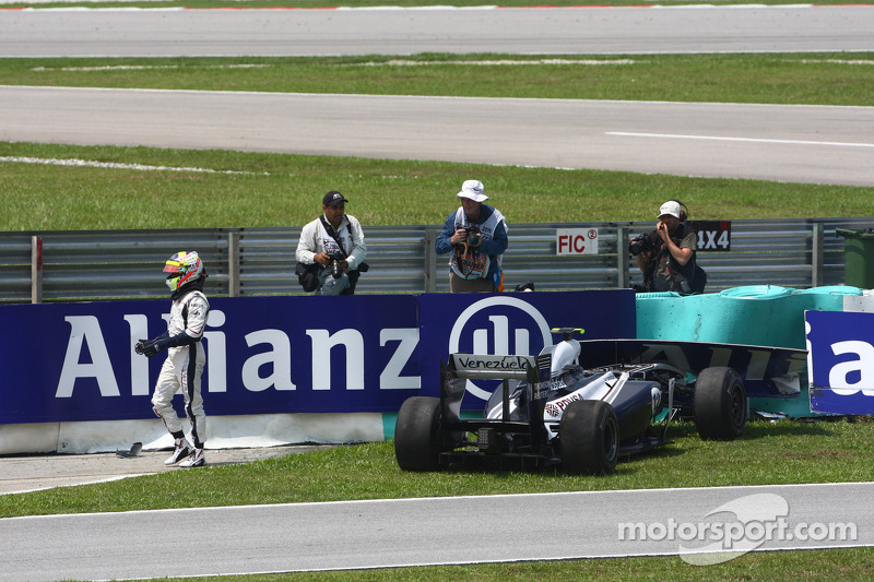 Pastor Maldonado, AT&T Williams choca al entrat a los pits