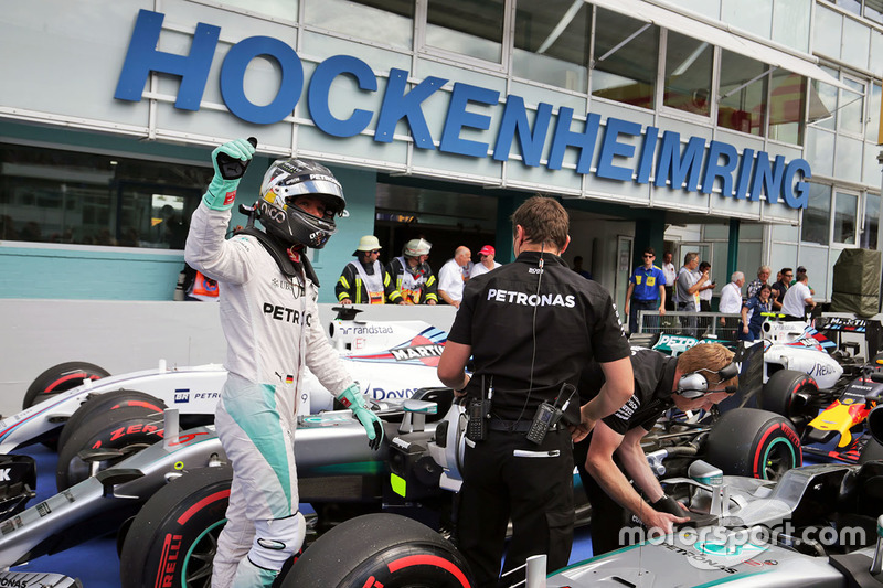 Nico Rosberg, Mercedes AMG F1 festeggia la sua pole position nel parco chiuso