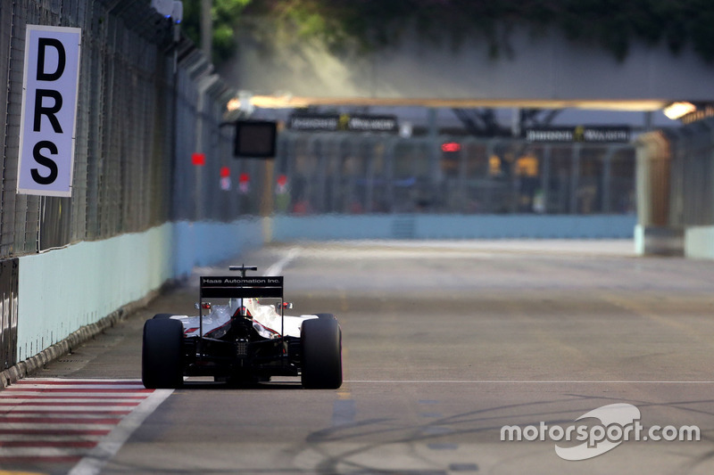 Ultrapassagens não são tão frequentes no circuito. Para facilitá-las, Cingapura conta com duas zonas de DRS: na reta de chegada e entre as curvas 5, 6 e 7, o ponto mais longo de pé embaixo na pista.