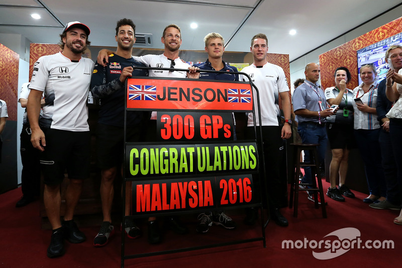 Jenson Button, McLaren celebra sus 300 GP, Daniel Ricciardo, Red Bull Racing, Stoffel Vandoorne, tercer pioto, McLaren F1 Team