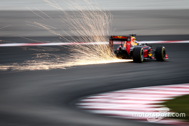 2. Daniel Ricciardo, Red Bull Racing RB12 sacando chispas