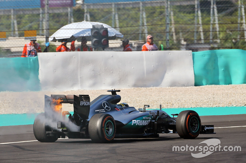 Lewis Hamilton, Mercedes AMG F1 W07 Hybrid retirado de la carrera por problemas con el motor