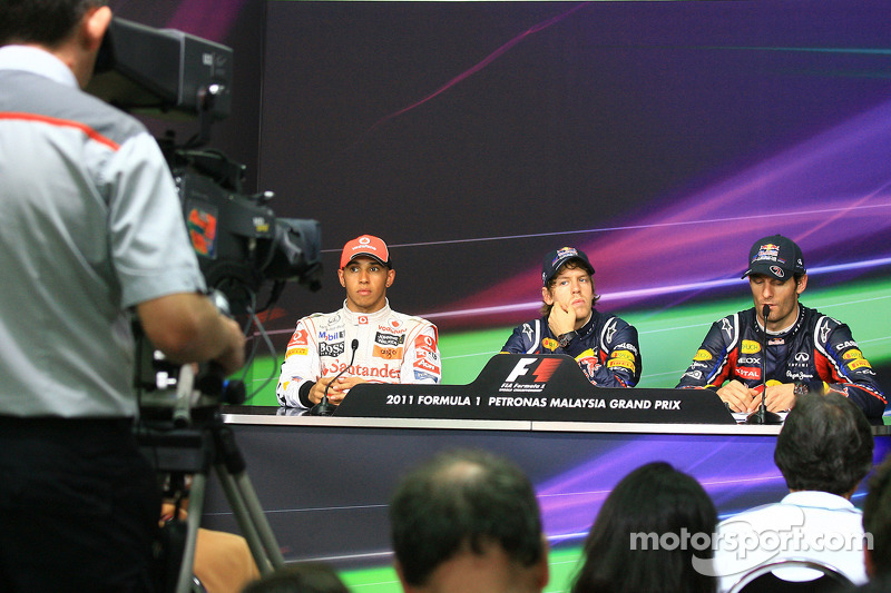 basın toplantısı: Pole: Kazanan Sebastian Vettel, Red Bull Racing, 2. Lewis Hamilton, McLaren Merce