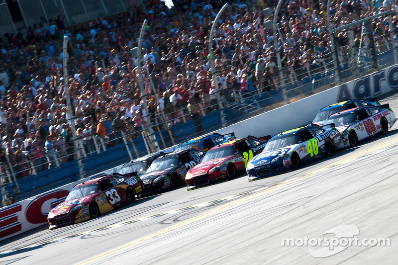 Fotofinish: Jimmie Johnson siegt vor Clint Bowyer