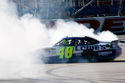 Sieger Jimmie Johnson feiert mit einem Burnout