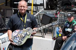 Sam Bass met de Gibson gitaar van de Nashville 300