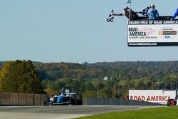 A.J. Allmendinger passe le drapeau à damiers