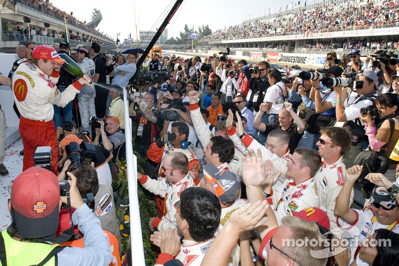 Podio: champán para Sébastien Bourdais