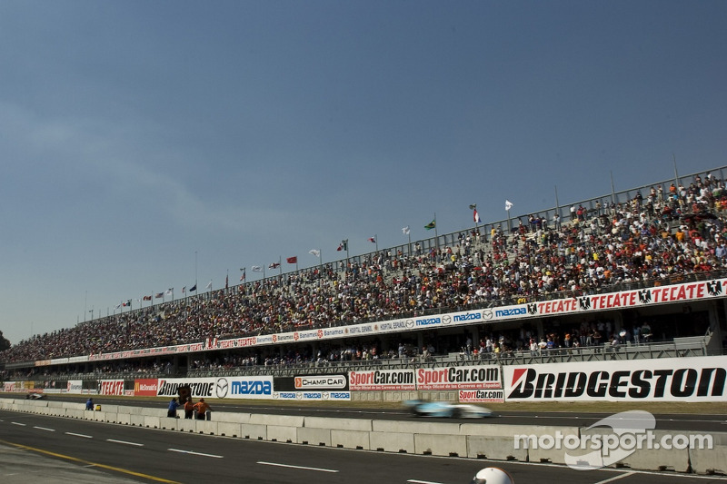 Los fanáticos miran el final de la carrera