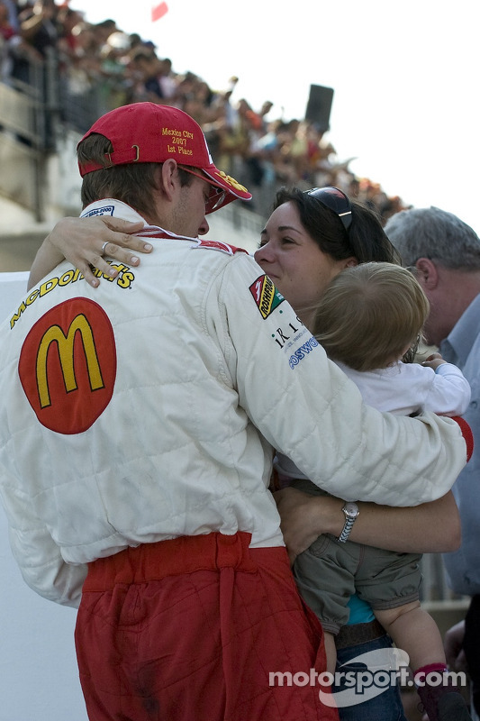 El ganador de la carrera Sébastien Bourdais celebra con su esposa Claire y su hija Emma