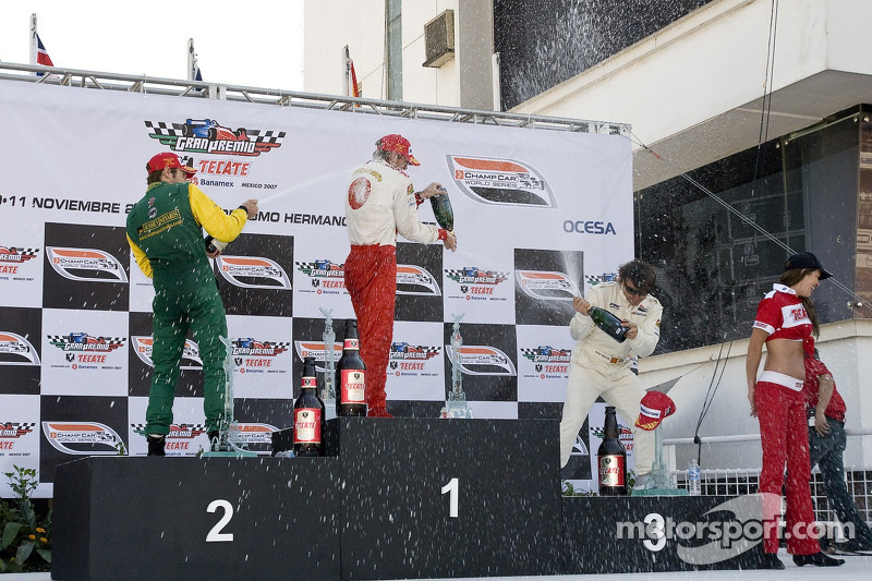 Podio: champán para Sébastien Bourdais, Will Power y Oriol Servia