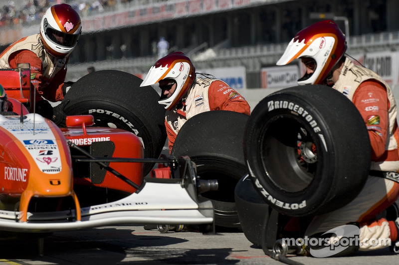 Los miembros del equipo RuSPORT practican paradas en boxes