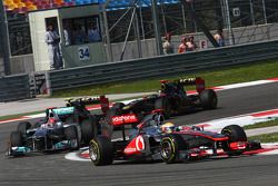 Lewis Hamilton, McLaren Mercedes aventaja a Michael Schumacher, Mercedes GP F1 Team