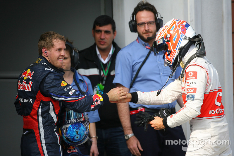 Yarış galibi Sebastian Vettel, Red Bull Racing ve Jenson Button, McLaren Mercedes