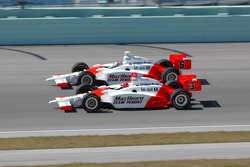 Helio Castroneves et Sam Hornish Jr.
