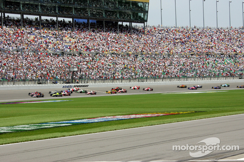 Start: Danica Patrick leads the field