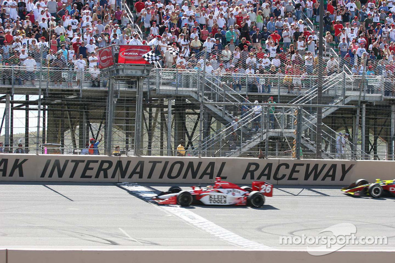 Dan Wheldon passe sous le drapeau à damiers