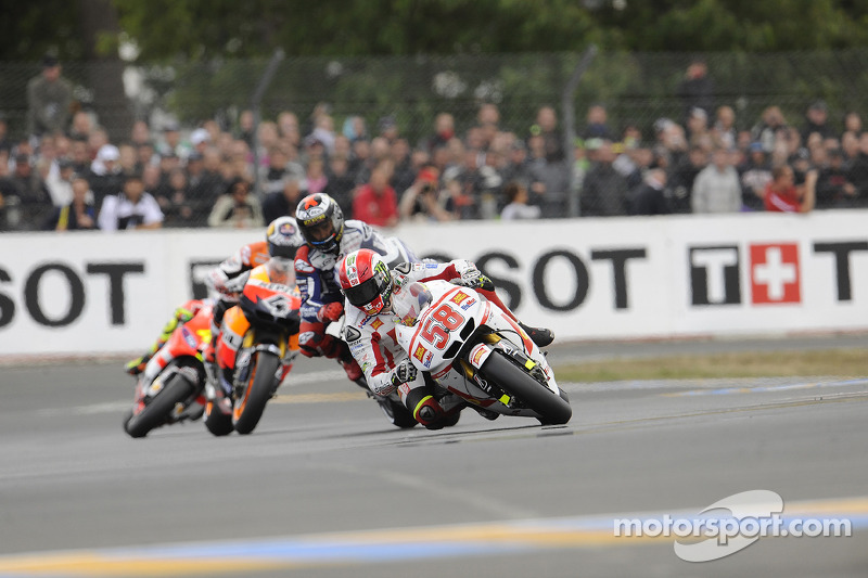 O espanhol perdeu três corridas e, ao voltar no GP da Itália, recusou-se a cumprimentar Simoncelli quando o italiano estendeu a mão.