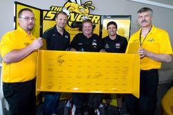 Sam Schmidt, with Townsend Bell, Sam Schmidt Motorsports and Alex Tagliani, Sam Schmidt Motorsports after signing the wing on the centennial car