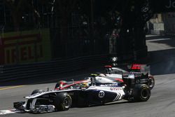 Pastor Maldonado, Williams F1 Team et Lewis Hamilton, McLaren Mercedes se crashent