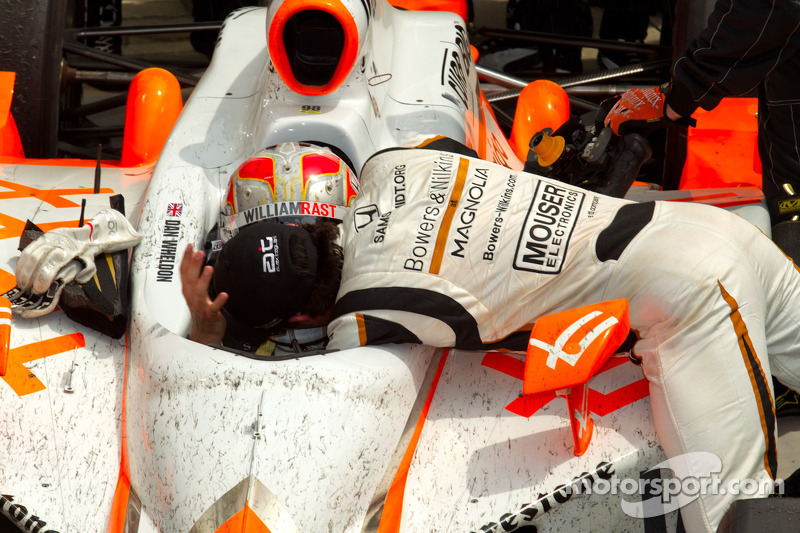 2011: Victory circle: race winnaar Dan Wheldon met Alex Tagliani