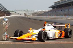 Sesión de fotos de los ganadores: el coche ganador de Dan Wheldon, Bryan Herta Autosport with Curb /